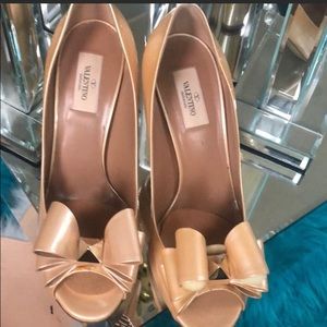 Valentino Patent Peep Toe Bow Pumps Nude